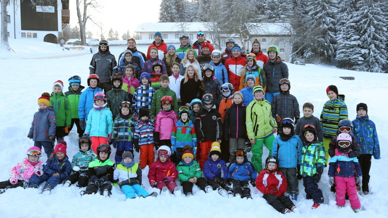 Kinder mit Übungsleitern der Winterfreizeit 2017